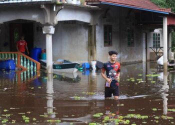 PENDUDUK kembali semula ke PPS  selepas banjir kembali melanda di Kampung Padang Licin, Rantau Panjang, Kelantan. – UTUSAN/KAMARUL BISMI KAMARUZAMAN.
