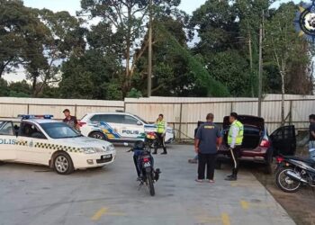 POLIS Batu Pahat menahan sebuah kereta Proton Saga yang dipandu seorang lelaki di Jalan Muar-Yong Peng kira-kira pukul 6 petang semalam.