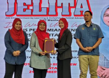FAIZATUL Akmar Hisan (dua dari kiri) menyampaikan sijil penuh SKM kepada peserta pada Majlis Perasmian Penutupan Kursus Jelita@Risda SKM PPT Amali di Kota Bharu, Kelantan hari ini. UTUSAN/MUSTAQIM MOHAMED