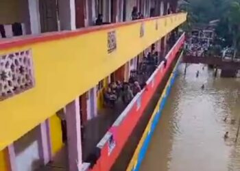 TANGKAP layar keadaan banjir di pekarangan PPS SK Gual To'Deh yang ditenggelami banjir.
