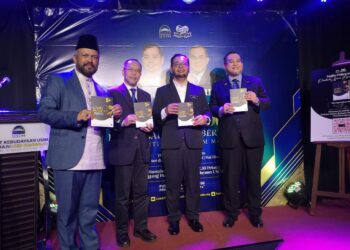 DR. ZULKIFLI Hasan (dua dari kanan) dan Sharifudin  (kanan) pasa Majlis Pelancaran ‘Buku Garis Panduan Persembahan Seni Berbudaya USIM’ di Pusat Kebudayaan USIM, Nilai, Seremban hari ini.-UTUSAN/NUR SHARIEZA ISMAIL.