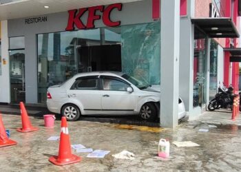 KEADAAN kenderaan yang dipandu mangsa merempuh pintu sebuah premis restoran di Jalan Ling Kai Cheng, Sibu Sarawak pagi semalam.