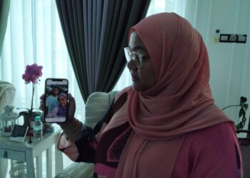 FAZLINA Fuad menunjukkan gambar swafoto terakhirnya dengan Allahyarham, beberapa hari sebelum kejadian itu berlaku ketika ditemui di rumahnya di Denai Alam, Shah Alam, Selangor hari ini- UTUSAN/ MOHAMAD NAUFAL MOHAMAD IDRIS