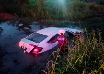 KEADAAN kereta mangsa yang terlibat dalam kemalangan di di Jalan Parit 8, Kampung Sungai Leman,Sekinchan, semalam.