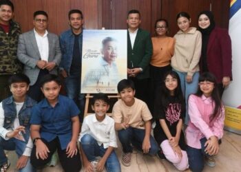 BARISAN pelakon Memoir Seorang Guru (dari kiri) Johan Asa'ri, Ketua Pegawai Eksekutif Yayasan Guru Malaysia Berhad (YGMB), Datuk Wan Munadi Wan Mamat, Datuk Rosyam Noor, Pengarah Urusan Kalam Ariff Holdings Sdn. Bhd. (KAHSB), Datuk Arisz Ab. Rahman, Ellie Suriaty, Trisha Oii pada majlis menandatangani Perjanjian Bersama Mou antara YGMB dan KAHSB.