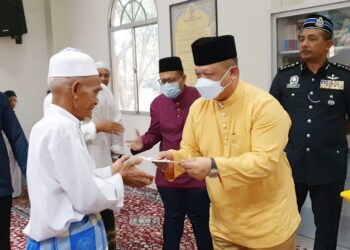 TUANKU Syed Faizuddin Putra Jamalullail
berkenan berangkat ke Program Hijrah Minda MAIPs Edisi Ke-20 Bagi Tahun 2023 di Masjid Ar-Rahim, Titi Tok Bandar, Kangar, Perlis semalam.- UTUSAN