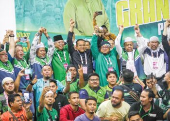 AHMAD Samsuri Mokhtar (berdiri, lima dari kiri) meraikan kemenangan mengekalkan kerusi Parlimen Kemaman pada Sabtu lalu.  Pas kini secara terbuka mahu Ahmad Samsuri menjadi Perdana Menteri.