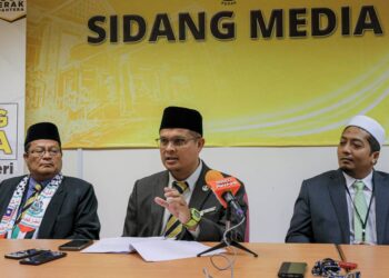 MOHD. Akmal Kamarudin (tengah) dalam sidang akhbar di Ipoh hari ini. - UTUSAN/MUHAMAD NAZREEN SYAH MUSTHAFA