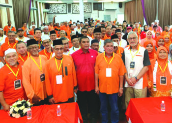 MOHAMAD Sabu (tiga kanan) semasa merasmikan Konvensyen Amanah Kelantan di Kemasin, Bachok, Kelantan. - UTUSAN/YATIMIN ABDULLAH.