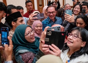ANWAR Ibrahim bertemu dengan diaspora Malaysia di Tokyo, Jepun dalam sesi santai minum petang semalam. - FACEBOOK/ANWAR IBRAHIM