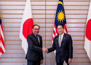 ANWAR Ibrahim (kiri) berjabat tangan bersama Perdana Menteri Jepun, Fumio Kishida semasa melakukan pertemuan dua hala dalam lawatan kerja lima hari ke negara itu. - FB ANWAR IBRAHIM