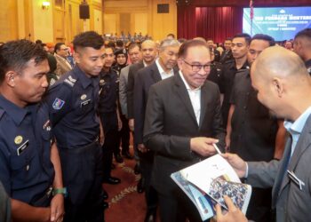 ANWAR Ibrahim beramah mesra dengan penjawat awam pada Majlis Perjumpaan Perdana Menteri Bersama Warga Jabatan Perdana Menteri (JPM) bagi bulan Disember di Putrajaya.