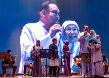 ULANG TAHUN hari lahir ke-71 Dr. Wan Azizah Wan Ismail disambut oleh Anwar Ibrahim. - FB ANWAR IBRAHIM