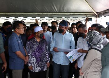 ANWAR Ibrahim (tengah) diberikan taklimat berkait dengan projek Pembangunan Lembangan Sungai Bersepadu (PLSB) Sungai Golok di Repek, Pasir Mas, Kelantan -UTUSAN/KAMARUL BISMI KAMARUZAMAN