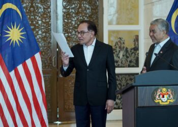 ANWAR Ibrahim ketika sidang akhbar di Putrajaya. - UTUSAN/FAISOL MUSTAFA