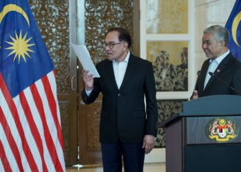 ANWAR Ibrahim ketika sidang akhbar di Putrajaya. - UTUSAN/FAISOL MUSTAFA