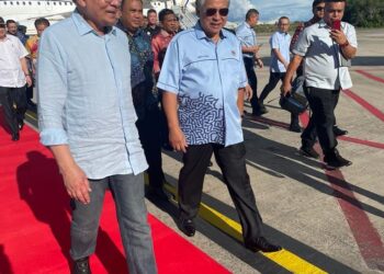ANIFAH Aman (kanan) semasa menyambut ketibaan Anwar Ibrahim di Lapangan Terbang Labuan.