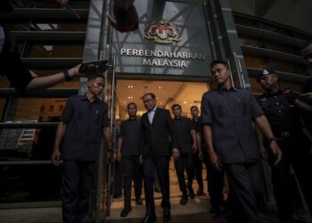 ANWAR Ibrahim ketika menghadiri perhimpunan bulanan MOF, Putrajaya. - UTUSAN/FAISOL MUSTAFA
