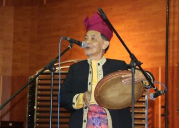 ARIPIN Said menyanyikan lagu Angin sambil menepuk rebana ketika majlis kebudayaan di Kuantan, Pahang. - UTUSAN/ SALEHUDIN MAT RASAD