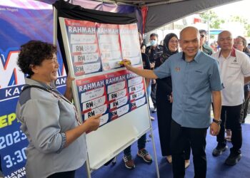 ARMIZAN Mohd. Ali menulis harga bagi barangan terpilih semasa program Jualan Rahmah di Rumah Murah Kapayan di Kota Kinabalu, semalam.