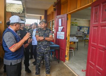 AYOB Khan Mydin Pitchay  (dua, kiri) meninjau pusat mengundi PRK Parlimen Kemaman di SK Bukit Mentok, Kemaman, hari ini. - UTUSAN/PUQTRA HAIRRY ROSLI