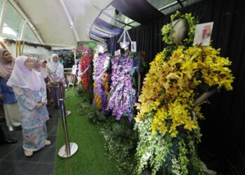 WAN Azizah Wan Ismail melawat pameran orkid sempena penganjuran Orkid Putrajaya 2023 yang berlangsung di Taman Botani, Putrajaya.