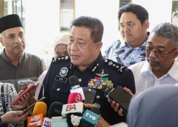 AZIZI Mat Aris (tengah)  ketika ditemui pemberita di Taman Chepor Sentosa, Chemor, Perak. -UTUSAN/MUHAMAD NAZREEN SYAH MUSTHAFA