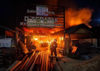SERAMAI 12 pekerja Bangladesh cemas apabila rumah kongsi yang diduduki mereka di projek Pasar Baru Ampangan, di sini, terbakar. - IHSAN BOMBA