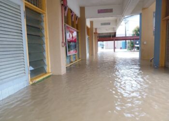 KEADAAN Sekolah Kebangsaan Pasir Raja, Hulu Dungun yang dinaiki air akibat limpahan air Sungai Dungun, hari ini. - UTUSAN/NIK NUR IZZATUL HAZWANI NIK ADNAN