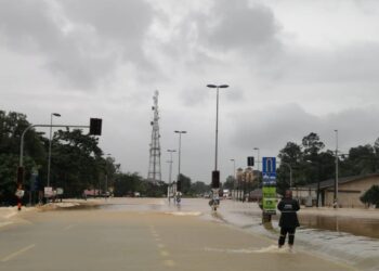 KEADAAN Jalan Persimpangan Paya Besar, Hulu Terengganu yang ditutup kepada semua kenderaan selepas dinaiki air, hari ini. - UTUSAN/NOOR HAYATI MAMAT