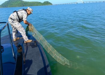 ANGGOTA Zon Maritim Kuala Kedah menaikkan bubu naga atau kambang yang digunakan segelintir nelayan di perairan sekitar negeri ini berhampiran Pulau Bunting, Yan.