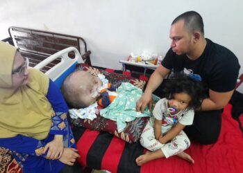 GAMBAR kenangan Nurul Izzati Adawiyah bersama Mohammad Azhar serta Nur Khaulah Al-Azwar dengan Allahyarham Muhammad Bilal Yusra ketika ditemui pada tahun lalu di Kampung Sungai Ular, Kulim.