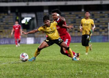 PEMAIN Perak FC, Muhammad Aiman Khairul Yusni (kiri) cuba menghalang pemain Sabah FC, Saddil Ramdani dalam perlawanan Liga Super di Stadium Perak di Ipoh hari ini. - UTUSAN/ZULFACHRI ZULKIFLI