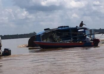 KEADAAN kapal karam di Sungai Batang Paloh, Tanjung Manis, Sarawak pagi tadi.