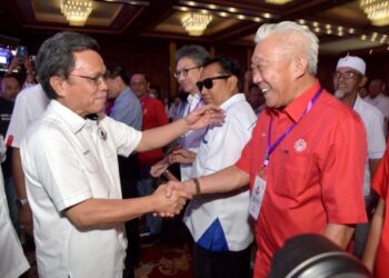 BUNG Moktar Radin (kanan) beramah mesra dengan Mohd. Shafie Apdal semasa Perhimpunan Agung Tahunan Warisan di Kota Kinabalu, Sabah, baru-baru ini.
