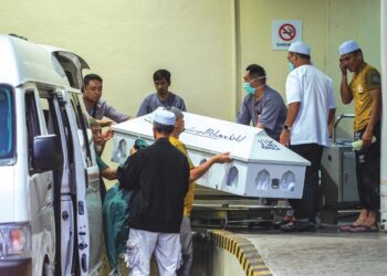 Suasana hiba ketika jenazah suami isteri warga emas yang dibunuh anak mereka dibawa keluar dari unit forensik Pusat Perubatan Universiti Malaya (PPUM), Petaling Jaya, semalam. – UTUSAN/SHIDDIEQIIN ZON