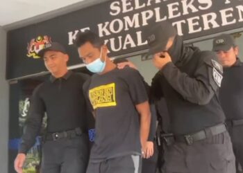 MOHD. Alias Mokhtar (tengah) yang mengaku tidak bersalah membunuh rakannya dibawa keluar dari Mahkamah Sesyen Kuala Terengganu, hari ini. - UTUSAN/TENGKU PUQTRA HAIRRY ROSLI
