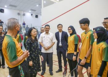 HANNAH Yeoh (dua kiri) bersama Pengerusi Jawatankuasa Belia dan Sukan Kedah, Mohamad Radhi Mat Din dan ADUN Gurun, Baddrol Bakhtiar meninjau Pusat Skuasy Negeri Kedah di Jalan Suka Menanti, Alor Setar. - UTUSAN/ SHAHIR NOORDIN