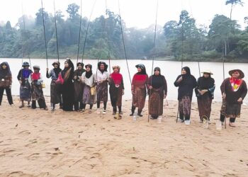SEBAHAGIAN peserta wanita pertandingan memancing ikan liar menggunakan kail pelepah salak di Kampung Kuala Sat di Jerantut, Pahang. – UTUSAN/HARIS FADILAH AHMAD