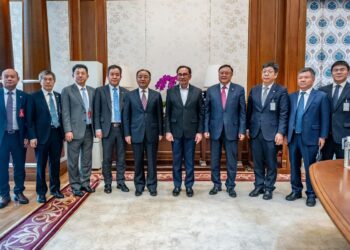 ANWAR Ibrahim menerima kunjungan hormat Ou Yang Yujing dan delegasi CCCC di Pejabat Perdana Menteri Putrajaya. -FACEBOOK/ANWAR IBRAHIM