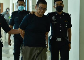 KHOO Choon Heng, 44 diiringi anggota polis ketika dibawa ke Mahkamah Majistret Klang atas tuduhan membunuh kekasihnya pada 18 Disember lalu. - UTUSAN/SADDAM YUSOFF