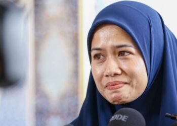 TEMU bual Norhasliyana Hassan, cucu pertama kepada Allahyarham M Daud Kilau di Masjid Tuminah Hamidi, Bagan Datuk, Perak, hari ini. - FOTO/MUHAMAD NAZREEN SYAH MUSTHAFA