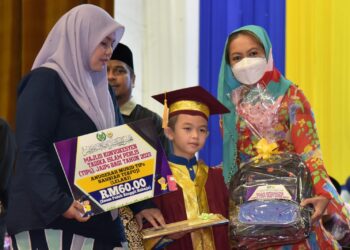 TUANKU Dr. Hajah Lailatul Shahreen Akashah Khalil berkenan berangkat menyempurnakan Majlis Konvokesyen Murid Tadika Islam Perlis (TIPs) Jabatan Hal Ehwal Agama Islam Perlis (JAIPs) di Dewan Warisan Kangar, Perlis semalam.-UTUSAN