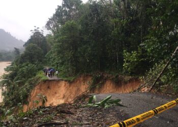 KEADAAN jalan yang runtuh ekoran hujan lebat berterusan menyebabkan penduduk di Kampung Janggut Seberang, Jeli, Kelantan. UTUSAN/ ROSMIZAN RESDI