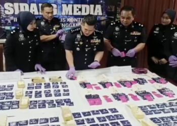 MAZLI Mazlan (tiga, kiri) menunjukkan sebahagaian dadah jenis pil yaba yang dirampas pada sidang akhbar di Kuala Terengganu, hari ini. - UTUSAN/TENGKU DANISH BAHRI TENGKU YUSOFF