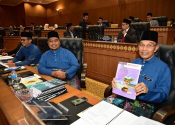 MOHD Shukri Ramli menunjukkan buku Belanjawan 2024 Negeri Perlis yang dibentangkan di Kompleks DUN, Kangar, Perlis hari ini.- UTUSAN/ASYRAF MUHAMMAD