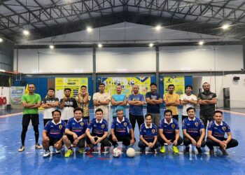 PEMAIN PWP bergambar bersama para pemain Trooper dalam perlawanan futsal persahabatan di Arena Futsal UTC, Kangar, Perlis semalam.-UTUSAN/MOHD. HAFIZ ABD. MUTALIB