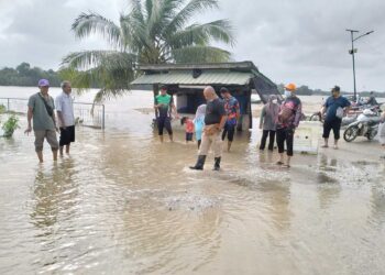 PENDUDUK desak kerajaan bina pembetung bagi meyelesaikan masalah banjir termenung di 10 buah kampung di Pengkalan Kubor, Tumpat, Kelantan. - UTUSAN/ROHANA ISMAIL.