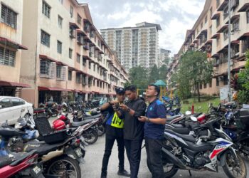 POLIS menerbangkan dron di sekitar lokasi penemuan mayat Zayn Rayyan Abdul Matiin.