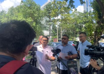 Laporan polis mengenai dakwaan berlaku rasuah dalam projek tebatan banjir  Ibu Pejabat Polis Daerah Dang Wangi di sini hari ini.
